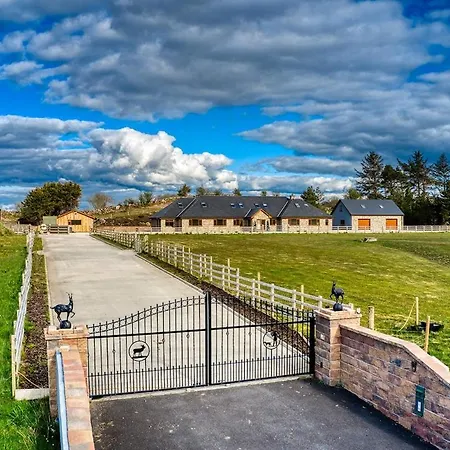 Hart Luxury Home, Hottub Sauna & Games Bar * Partry