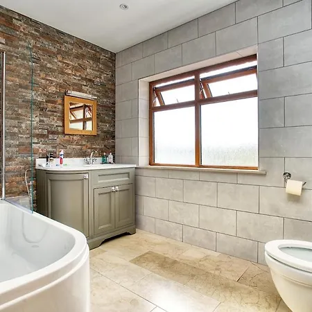 Hart Luxury Home, Hottub Sauna & Games Bar *