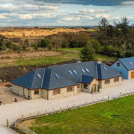 Hart Luxury Home, Hottub Sauna & Games Bar * Partry