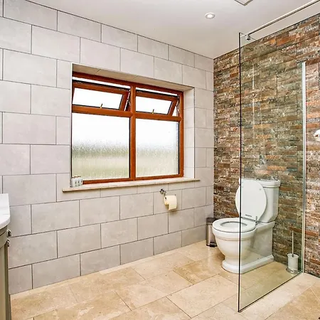 Hart Luxury Home, Hottub Sauna & Games Bar *