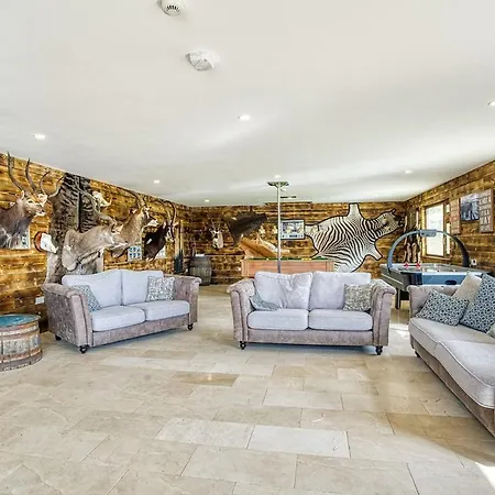 Hart Luxury Home, Hottub Sauna & Games Bar