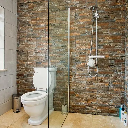 Hart Luxury Home, Hottub Sauna & Games Bar Partry