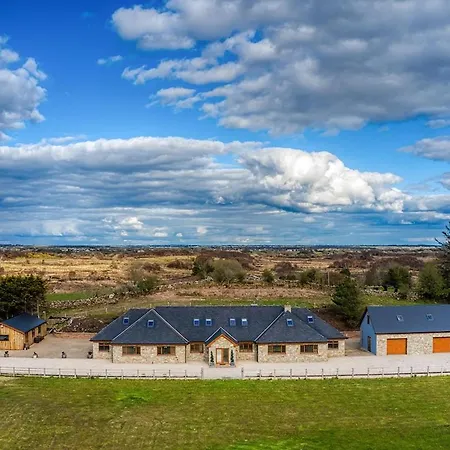 Hart Luxury Home, Hottub Sauna & Games Bar * Partry