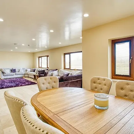 Hart Luxury Home, Hottub Sauna & Games Bar Partry
